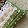 Groen toilettasje / etui van vintage kant en band