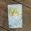 Handgemaakt glazen hartje op cadeau kaartje. Naam : hartje van goud