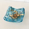 Handgemaakt glazen sieraden schaaltje, blauwe bubbels en steentjes in het glas.