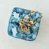 Handgemaakt glazen sieraden schaaltje, blauwe bubbels in het glas.