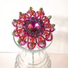 Handgemaakte 3D kralenbloem in fuchsia, lila en groen