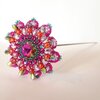 Handgemaakte 3D kralenbloem in fuchsia, lila en groen