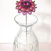 Handgemaakte 3D kralenbloem in fuchsia, lila en groen