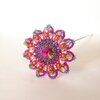 Handgemaakte 3D kralenbloem in fuchsia, lila en groen