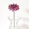 Handgemaakte 3D kralenbloem in fuchsia, lila en groen