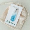 Handgemaakte hanger van versmolten glas in aqua turquoise blauw en wit, zeegezicht,zee hanger, kustlijn hanger, inclusief verstelbare ketting.