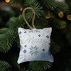 Handgemaakte kersthanger 8 cm – Delftsblauw borduurwerk en kerststof 2