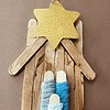 Handgemaakte kersthanger kerststal met Maria, Jezus en Jozef – kerstdecoratie goud