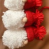 Handgemaakte kersthangers kerstman in rood – set van 4 stuks