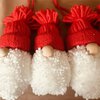 Handgemaakte kersthangers kerstman in rood – set van 4 stuks