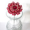 Handgemaakte kralenbloem in granaatrood