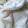 Handgemaakte wikkeldekens van ribfluweel | Taupe & off-white | Baby 🤍