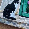 Handgeschilderd tegeltje – De kat bij de deur | 10 × 10 cm
