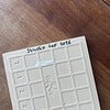 Handgeschilderd tegeltje – Het rode huisje| 10 × 10 cm
