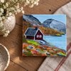 Handgeschilderd tegeltje – Het rode huisje| 10 × 10 cm