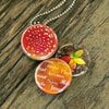 Herfst ketting/medaillon, ketting met close up foto`s van herfst in rood geel en oranje.
