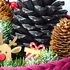 Kerstmandje met lichtjes en cadeautjes