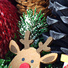 Kerstmandje met lichtjes en cadeautjes