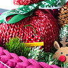 Kerstmandje met lichtjes en cadeautjes