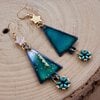 Kerstnostalgie & Gouden lichtjes, emaille kerstboom oorbellen met groene agaat
