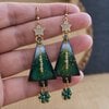 Kerstnostalgie & Gouden lichtjes, emaille kerstboom oorbellen met groene agaat