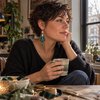 Kerstnostalgie & Gouden lichtjes, emaille kerstboom oorbellen met groene agaat
