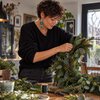 Kerstnostalgie & Gouden lichtjes, emaille kerstboom oorbellen met groene agaat