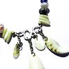 Ketting met keramiekkralen, schelpkralen, parelmoer en glaskralen. Handgemaakte halsketting, pastelkleur, zilverkleur connector, schelpbedel