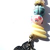 Ketting met keramiekkralen, schelpkralen, parelmoer en glaskralen. Handgemaakte halsketting, pastelkleur, zilverkleur connector, schelpbedel