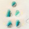Kies 1 van de vijf glazen hangers. Oceaan - zee hanger ketting: handgemaakt aqua blauw /creme wit glazen sieraad, op zee geïnspireerd.