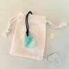 Kies 1 van de vijf glazen hangers. Oceaan - zee hanger ketting: handgemaakt aqua blauw /creme wit glazen sieraad, op zee geïnspireerd.