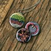 Medaillon ketting met close up foto`s van diverse specerijen en kruiden. Uniek cadeau voor iemand die dol is op koken.