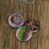 Medaillon ketting met close up foto`s van diverse specerijen en kruiden. Uniek cadeau voor iemand die dol is op koken.