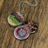 Medaillon ketting met close up foto`s van diverse specerijen en kruiden. Uniek cadeau voor iemand die dol is op koken.