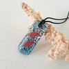 Oceaan - zee hanger ketting: handgemaakt aqua blauw glazen sieraad met twee visjes in het glas, op zee geïnspireerd betekenisvol cadeau