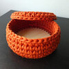 Oranje gehaakt mandje met pompoenen op deksel | Herfstdecoratie