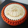 Oranje gehaakt mandje met pompoenen op deksel | Herfstdecoratie