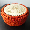 Oranje gehaakt mandje met pompoenen op deksel | Herfstdecoratie