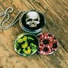 Roestvrij stalen fotomedaillon ketting met drie verschillende verwisselbare voorkanten met foto`s van griezelige halloween items,spooky halloween ketting.Rvs/roestvrij stalen fotomedaillon.