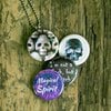 Roestvrij stalen fotomedaillon ketting met drie verschillende verwisselbare voorkanten met griezelige foto`s van griezelige halloween items,spooky halloween ketting.Rvs/roestvrij stalen fotomedaillon.