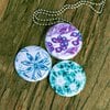 Roestvrij stalen fotomedaillon ketting met drie verschillende verwisselbare voorkanten met close up foto`s van bloemen gefotografeerd en bewerkt op aritsistieke manier. Rvs/roestvrij stalen fotomedaillon. Het meest unieke foto medaillon. Uniek in Europa!