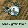 Roestvrij stalen fotomedaillon ketting met drie verschillende verwisselbare voorkanten met close up foto`s van bloemen gefotografeerd en bewerkt op aritsistieke manier. Rvs/roestvrij stalen fotomedaillon. Het meest unieke foto medaillon. Uniek in Europa!