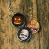 Roestvrij stalen fotomedaillon ketting met drie verschillende verwisselbare foto`s van griezelige halloween items,spannende,halloween ketting.