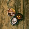 Roestvrij stalen fotomedaillon ketting met drie verschillende verwisselbare  foto`s van griezelige halloween items,spannende,halloween ketting.