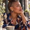 Romantisch & Botanisch, goudkleurige bloemen oorbellen met kristalhangers