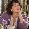 Romantisch & Botanisch, goudkleurige bloemen oorbellen met kristalhangers