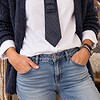 Statement ketting blauw met hart– unieke stropdas met sierbroche en parelketting