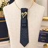 Statement ketting blauw met hart– unieke stropdas met sierbroche en parelketting
