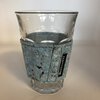 Thee-/koffieglas met sleeve van vilt
