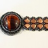Tijgeroog armband met handgeweven kralenband en Czech Ginkgo kralen